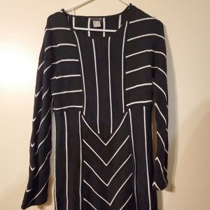 VENUS Black and White Geometric Long Sleeve Knit Dress